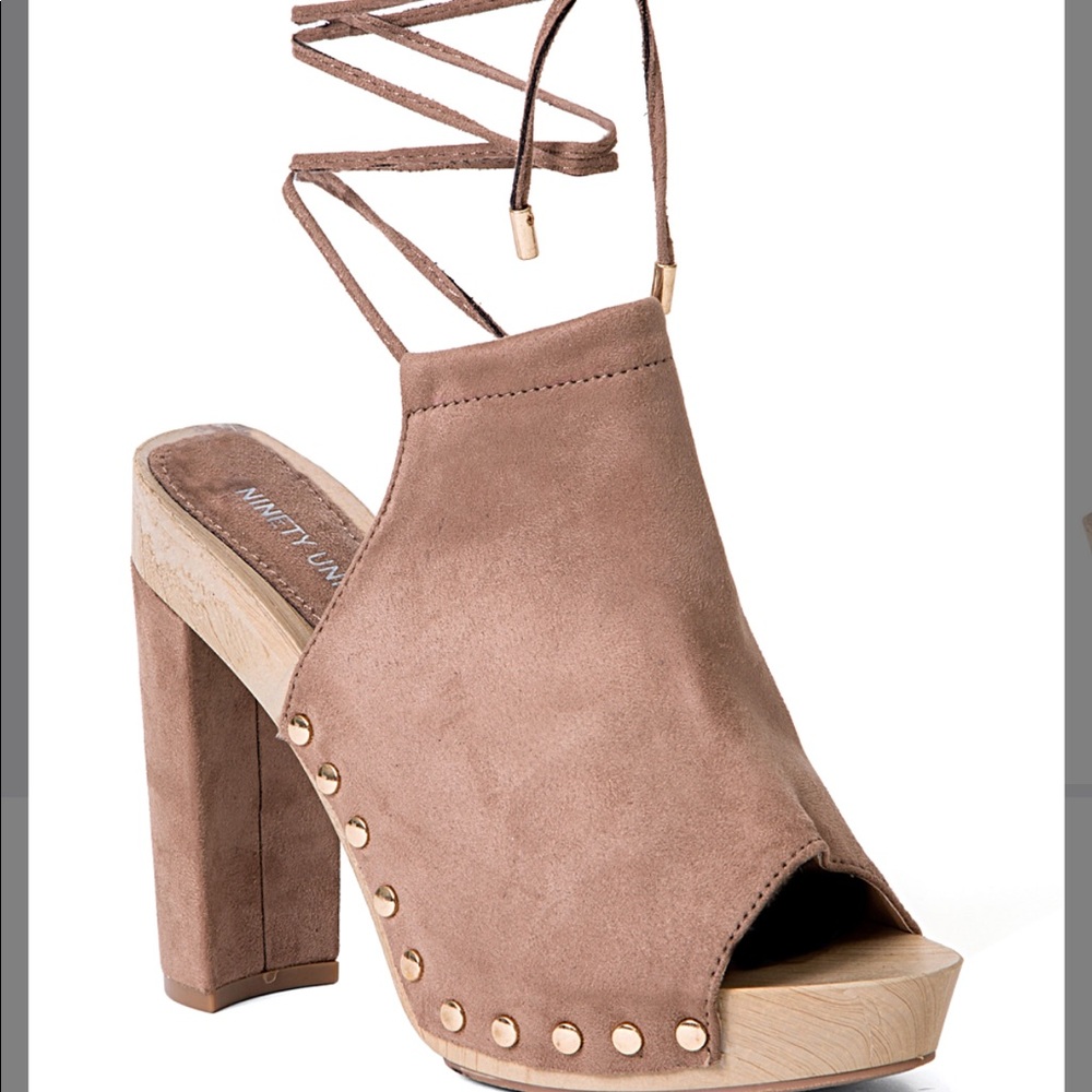Lace-Up Heel 🖤
